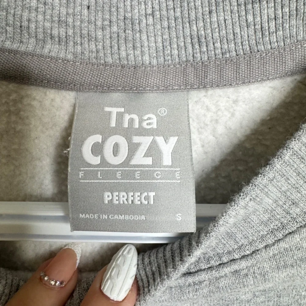 Aritzia Tna Cozy Fleece Perfect Cropped Sweatshirt - Picture 4 of 9
